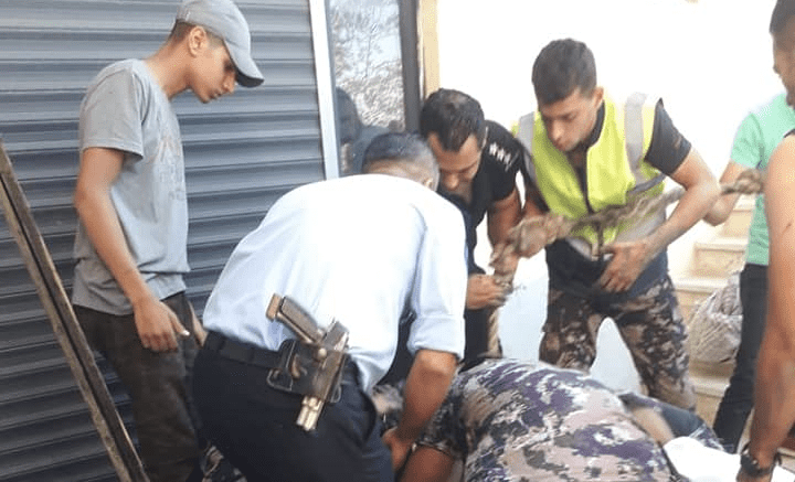 انقاذ 3 عمال تعرضوا للإغماء داخل بئر في رام الله