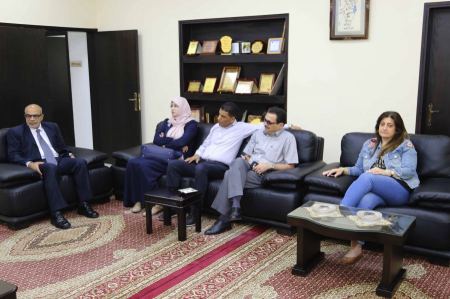 قلقيلية: المحافظ يلتقي وزير الحكم المحلي ويبحث معه عددا من القضايا