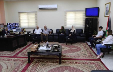 قلقيلية: المحافظ يلتقي وفدا من تجمع اسر الشهداء