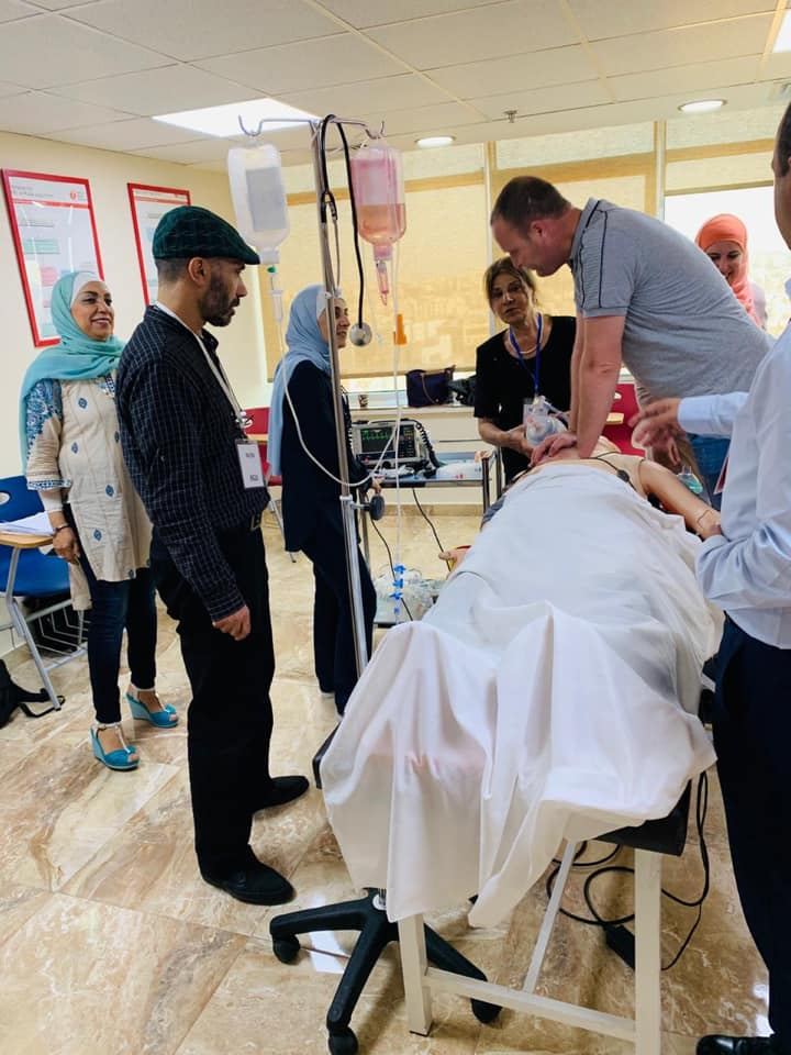 فريق من الجامعة يشارك في دورات للتدريب في إنعاش القلب والتنفس