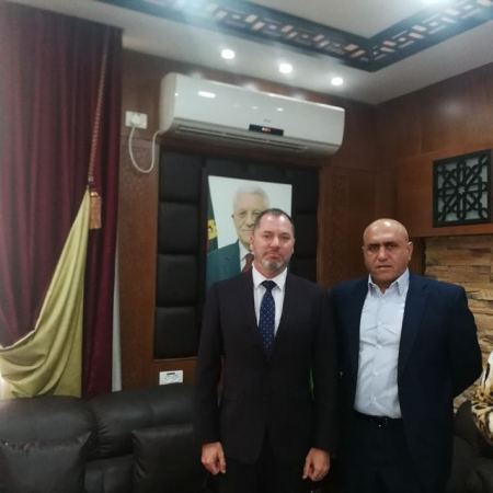 محافظ جنين يطلع مسؤولا كنديا على أوضاع المحافظة وانتهاكات الاحتلال