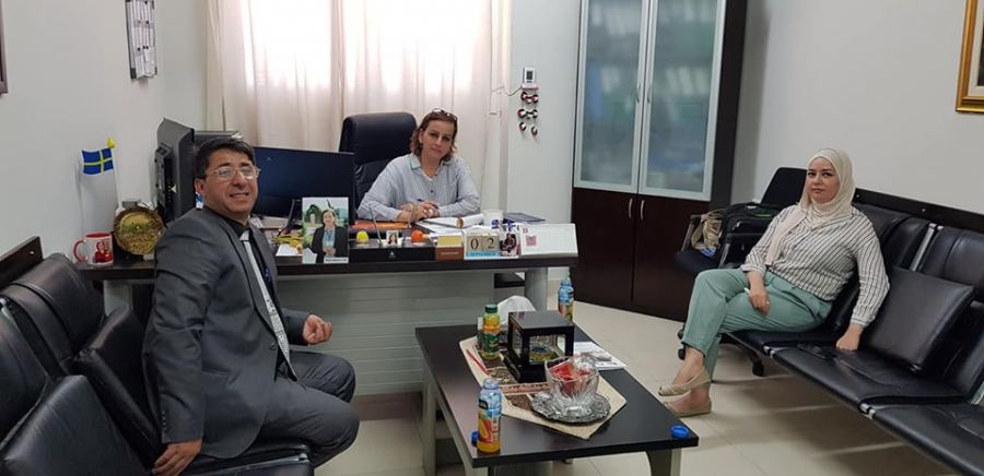 التنمية الاجتماعية بأريحا تسلم مدرسة سيرا للتعليم الخاص 62 حقيبة مدرسية