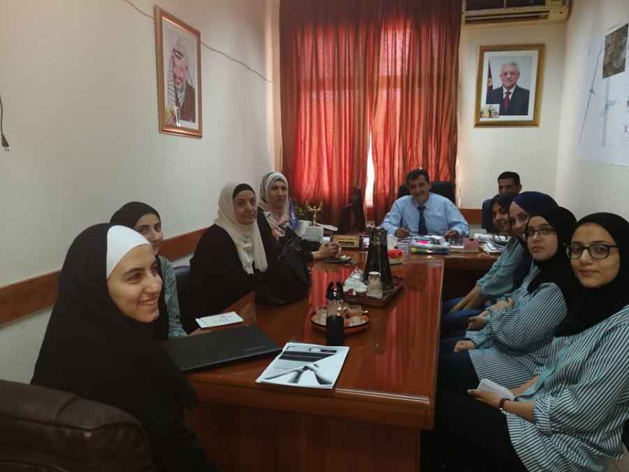  برلمان طلابي مدرسة جنين الثانوية للبنات يطلع محافظة جنين على مبادرة المشاة الآمن