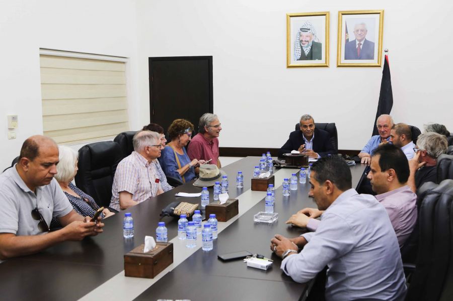 قلقيلية : المحافظ يطلع وفدا فرنسيا على واقع المحافظة