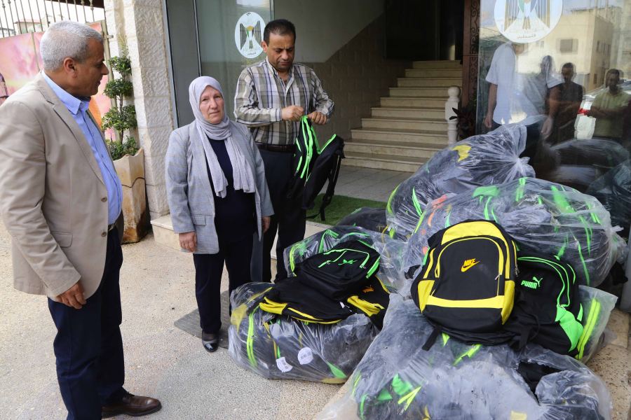  قلقيلية : مكرمة رئاسية للمحافظة حقائب مدرسية وقرطاسية