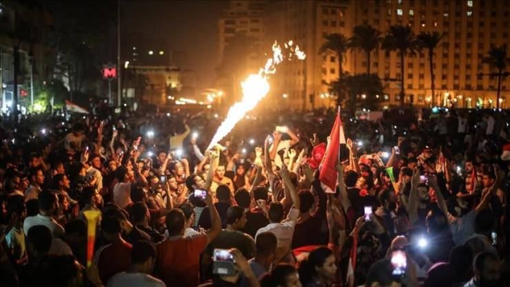 مصريون يهتفون ضد السيسي بميدان التحرير