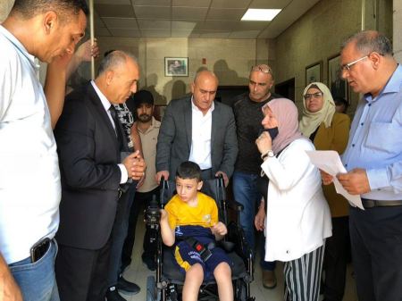 محافظ جنين يتسلم كراسي كهربائية مخصصة لذوي الإعاقة الحركية من طلبة المدارس