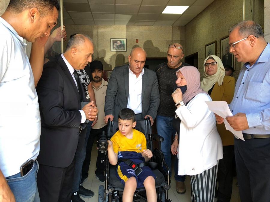 محافظ جنين يتسلم كراسي كهربائية مخصصة لذوي الإعاقة الحركية من طلبة المدارس