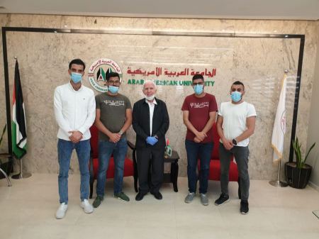 الأحمد يزور الجامعة العربية الأمريكية ويثني على تطورها