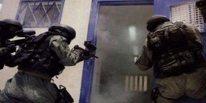 قوات القمع التابعة لإدارة السجون تقتحم قسم (1) في سجن 