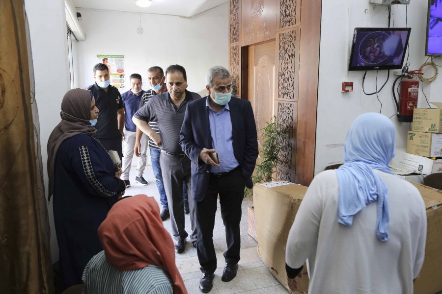 قلقيلية: تسليم كراسي كهربائية لأشخاص ذوي اعاقة