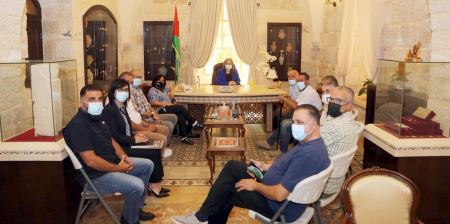 "السياحة والآثار" ونقابة أدلاء السياحة العربية تبحثان التعاون الثنائي