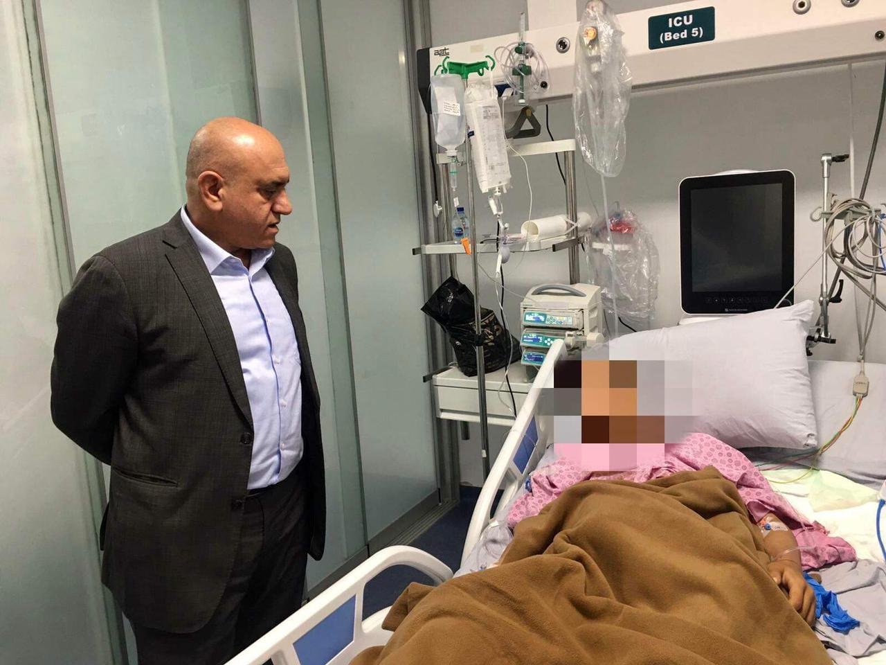 محافظ جنين يتفقد الجرحى والمصابين الذين يرقدون على سرير الشفاء في مشافي المدينة