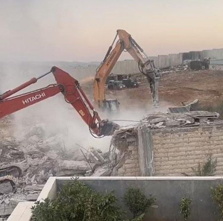 الاحتلال يُجبر عائلة مقدسية على هدم محلاتها التجارية في سلوان