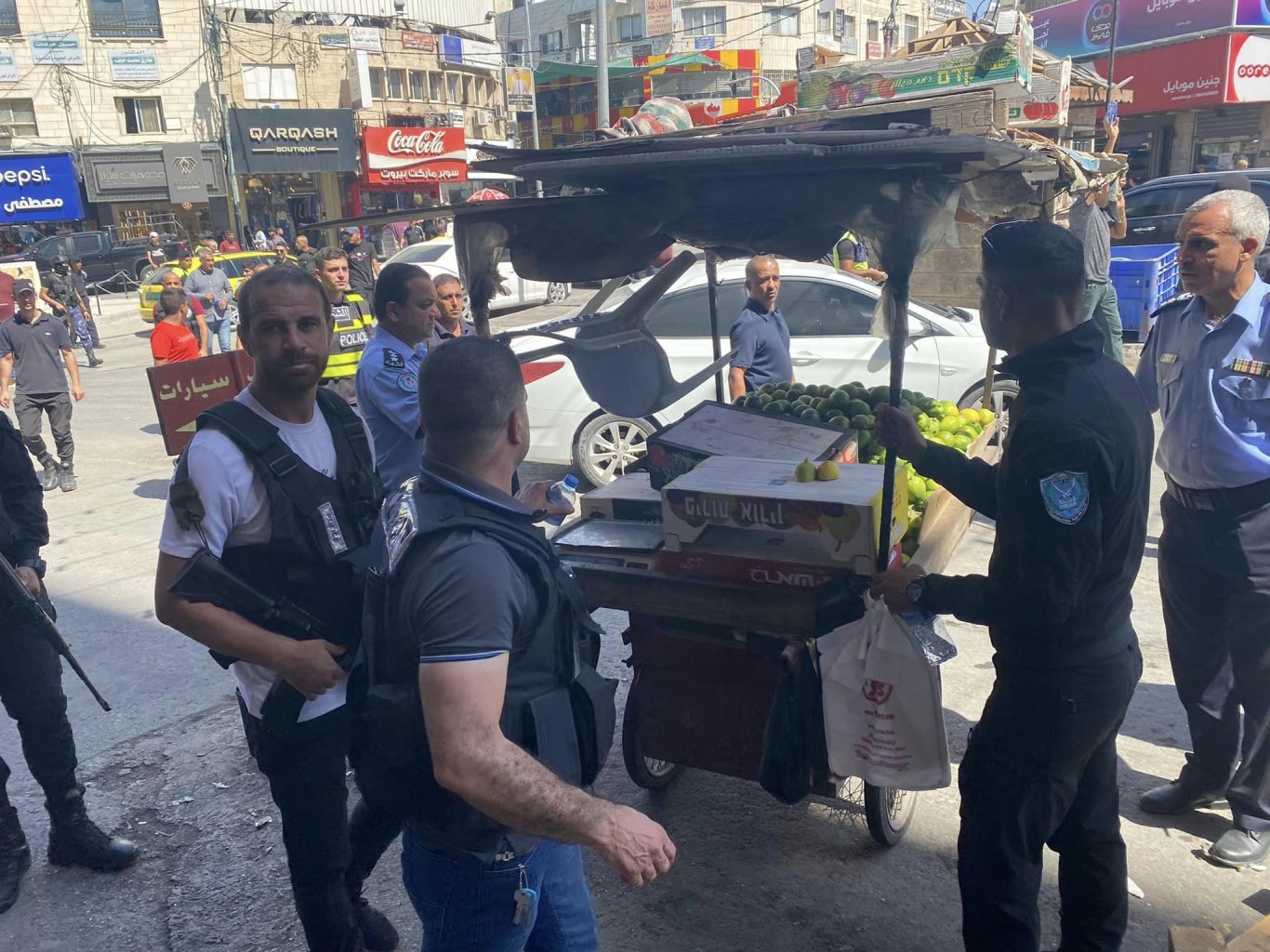 الشرطة تنظم حملة لتنظيم الحركة المرورية والأسواق في جنين