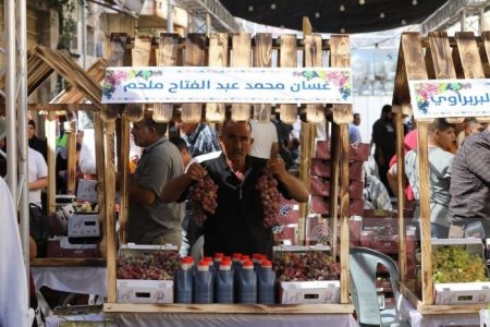 برعاية الرئيس: افتتاح مهرجان أيام العنب الخليلي في البلدة القديمة