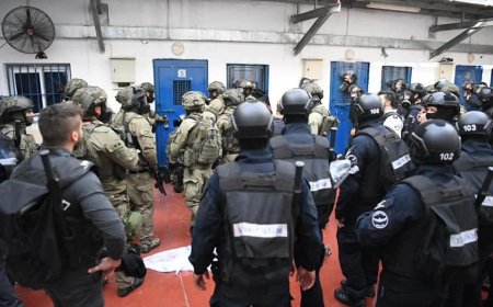 قوات القمع تقتحم قسم (5) في سجن "ريمون" وتنقل أسرى للزنازين والتحقيق