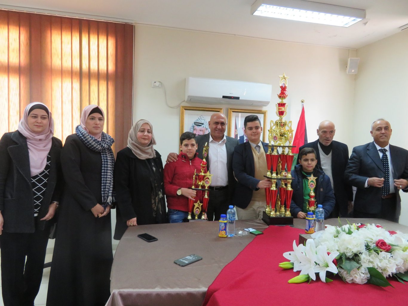 المحافظ الرجوب يكرم الطلبة الفائزين في مسابقة الذكاء العقلي على مستوى العالم