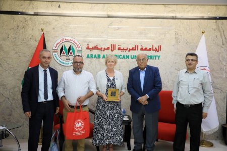 وفد من الاتحاد العالمي للعلاج الوظيفي يزور الجامعة العربية الامريكية للاطلاع على مختبراتها الطبية