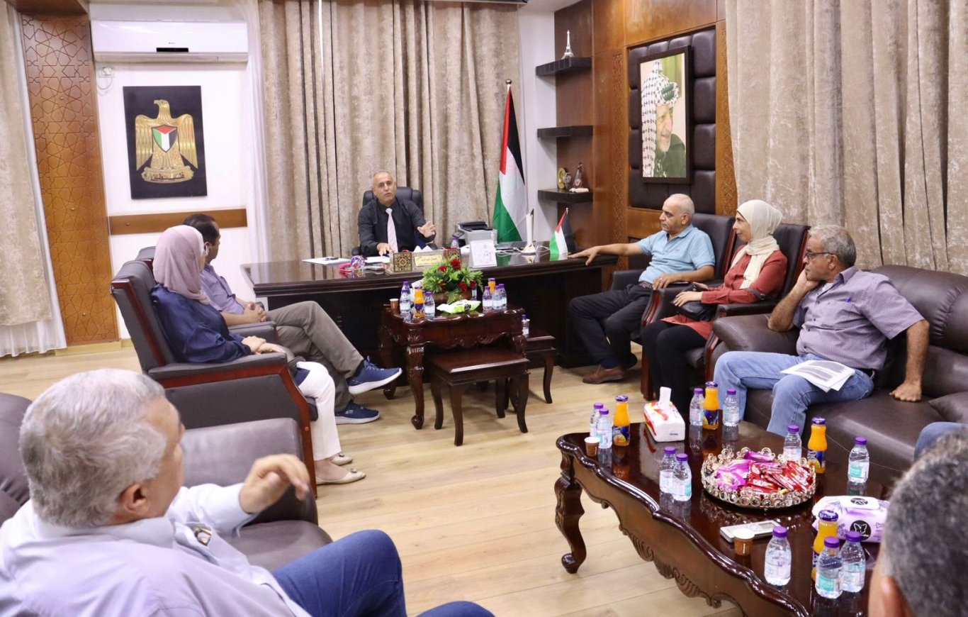 عقد اجتماعا لبحث أزمة تراكم النفايات في مدينة جنين 