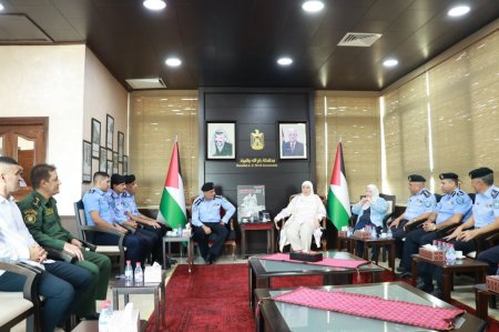 الشرطة المجتمعية تشارك في استلام وتوزيع كراسي كهربائية بالشراكة مع محافظة رام الله والبيرة لتقديمها لذوي الهمم