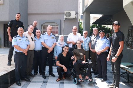 مكتب السيد الرئيس والشرطة المجتمعية يسلمان كرسياً كهربائياً متحركاً لأحد المصابين في قلقيلية