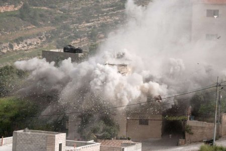 الاحتلال يفجّر منزل الأسير ثابت مسالمة في بيت عوا ويصيب مواطنين خلال مواجهات