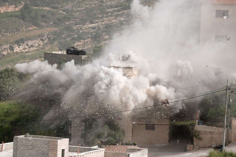 الاحتلال يفجّر منزل الأسير ثابت مسالمة في بيت عوا ويصيب مواطنين خلال مواجهات