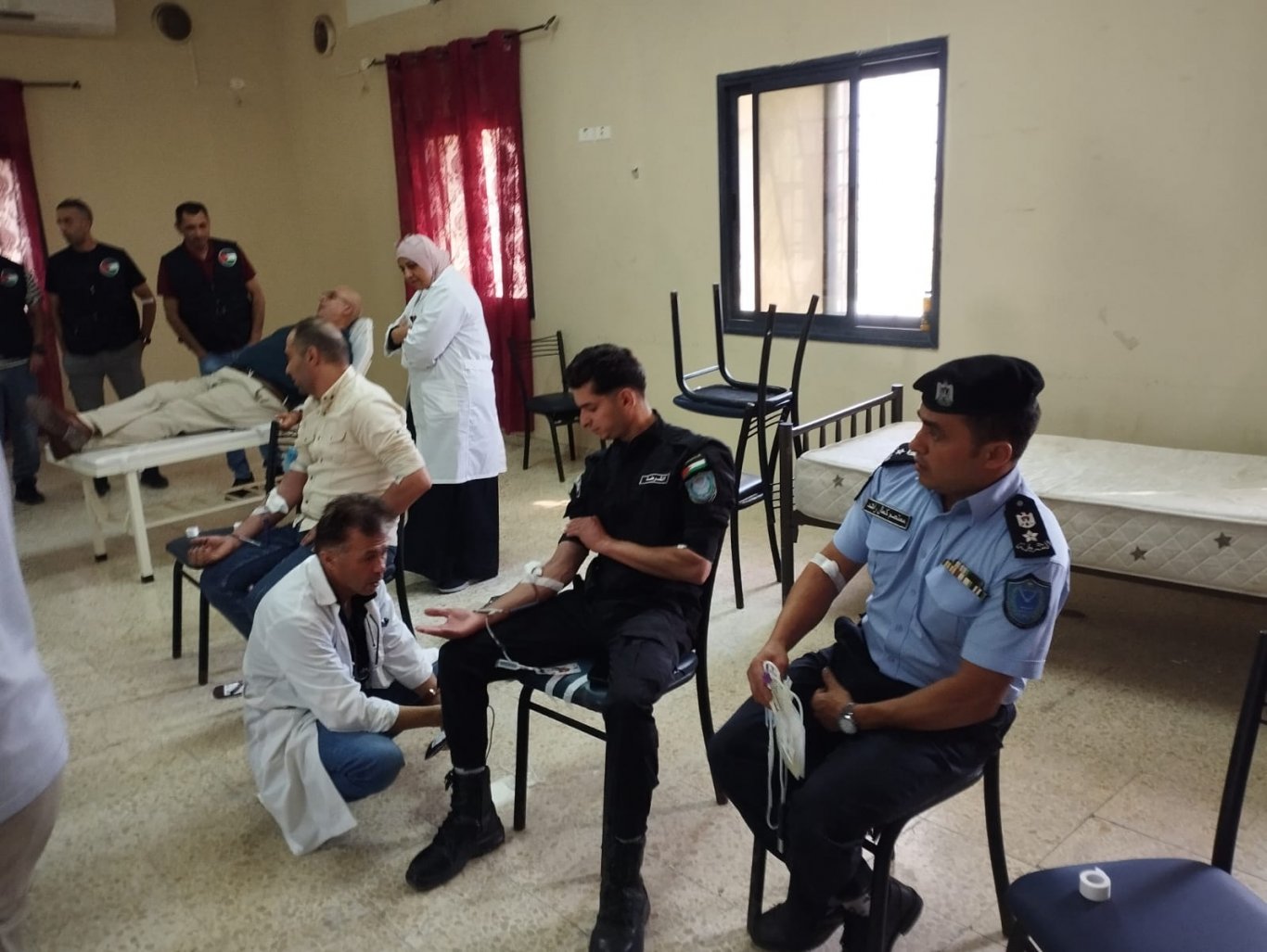 الشرطة تشارك في حملة تبرع بالدم لصالح مستشفى ثابت ثابت في طولكرم
