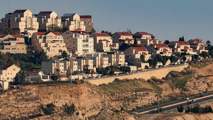 بريطانيا تلوّح بعقوبات على إسرائيل.. وساعر يهدد بالرد