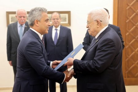 الرئيس عباس يتسلم أوراق اعتماد سفير جمهورية مصر العربية لدى دولة فلسطين