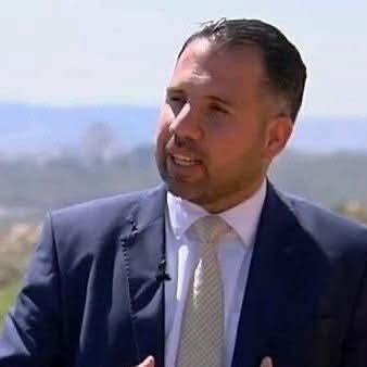 الاحتلال يعتقل صحفيا بعد مداهمة منزله في مدينة رام الله 