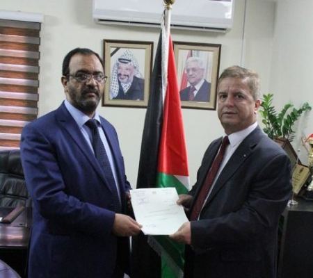 محدث:وزير الصحة يسلم تقرير لجنة التحقيق بوفاة مواطنة للنائب العام
