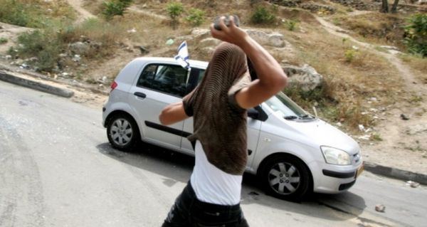 بيت لحم: اصابة مستوطنة جراء رشق سيارتها بالزجاجات الحارقة