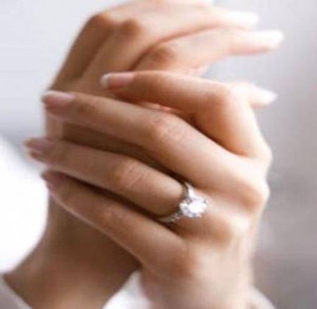 هل طقطقة الأصابع مضرة؟