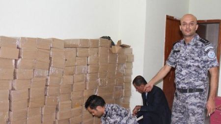 ضبط كميات كبيرة من مستحضرات التجميل المزورة في الخليل