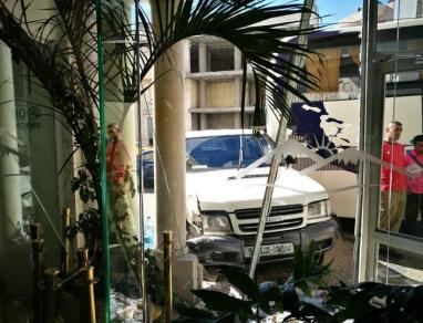 حادث سير ذاتي على مدخل احد الفنادق في بيت لحم 