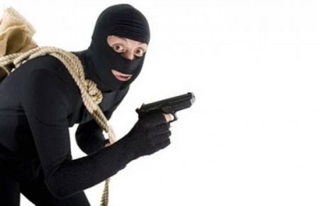 سطو مسلح على منزل مواطنة بغزة