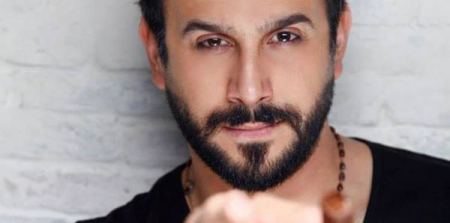 صورة "سيلفي" لقصي خولي وهو شبه عار تعرضه لانتقاد شديد