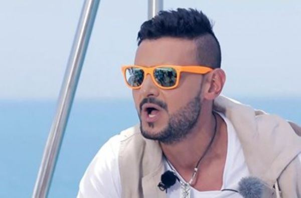 فنان شهير يحرج رامز جلال ويكشف سر خطير عنه