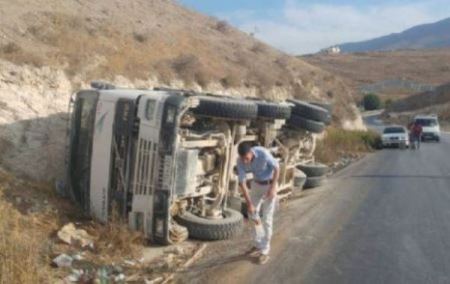 انقلاب شاحنة محملة بالحجارة على طريق الباذان