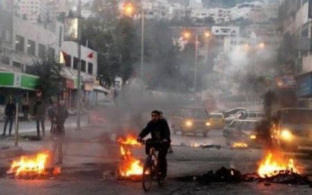 .مواجهات بين الشبان والامن في شارع القدس بنابلس...صور