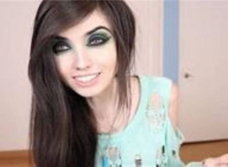 الآلاف يوقعون عريضة لإيقاف مقاطع فيديو لفتاة.. والسبب