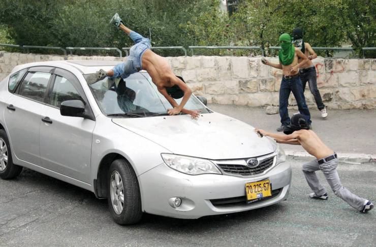 مستوطن يدهس مواطنا وزوجته شرق قلقيلية