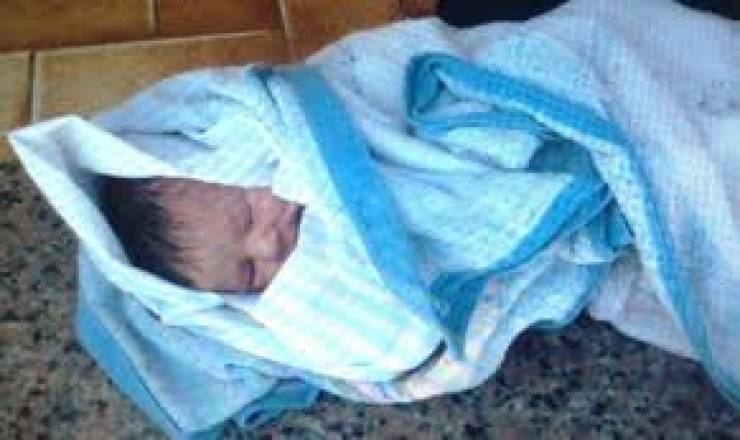 كارثة حدثت في الوطن العربي...أم تبيع طفلتها بـ 10 آلاف فقط والسبب...!!