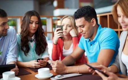 من منا لم يستيقظ ويتفقد هاتفه كرد فعل أولي، تابع لمعرفة السر وراء الادمان على الاجهزة الذكية!