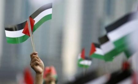 بريطانيا تجمد مساعداتها المالية للفلسطينيين