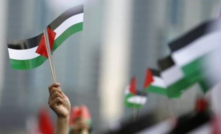 بريطانيا تجمد مساعداتها المالية للفلسطينيين
