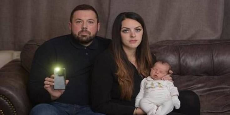  أم تلد ابنتها على ضوء الهاتف بسبب انقطاع الكهرباء.. وهذا ما حدث