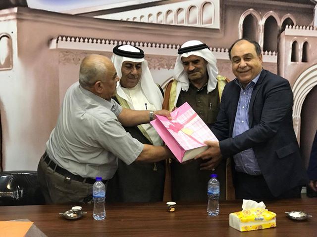 المحافظ رمضان يرعى توقيع صك الصلح لعائلة الزيود و العائلة تكرمه